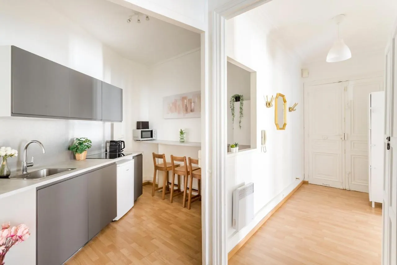 Cozy Apartment - Champs Elysees - Mollien Paris France